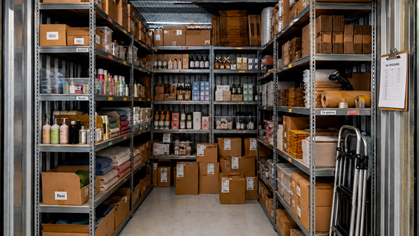 Box Maxi riempito con Scaffali Contenenti Merce per E-Commerce