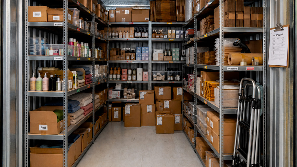 Box Maxi riempito con Scaffali Contenenti Merce per E-Commerce