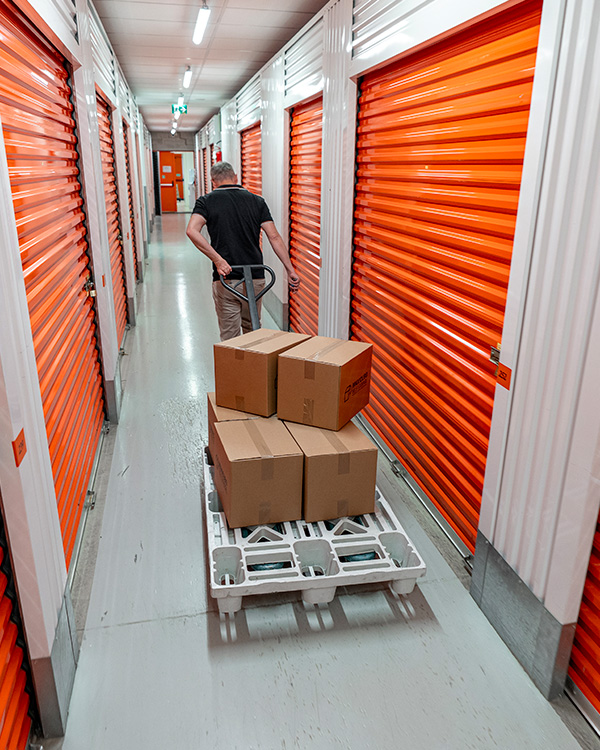 Spostamento Merci su Transpallet fra i corridoi di Maxicubo Self-Storage