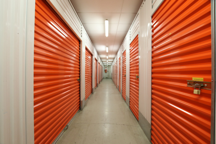 I corridoi di Maxicubo SelfStorage con i portoni chiusi in sicurezza