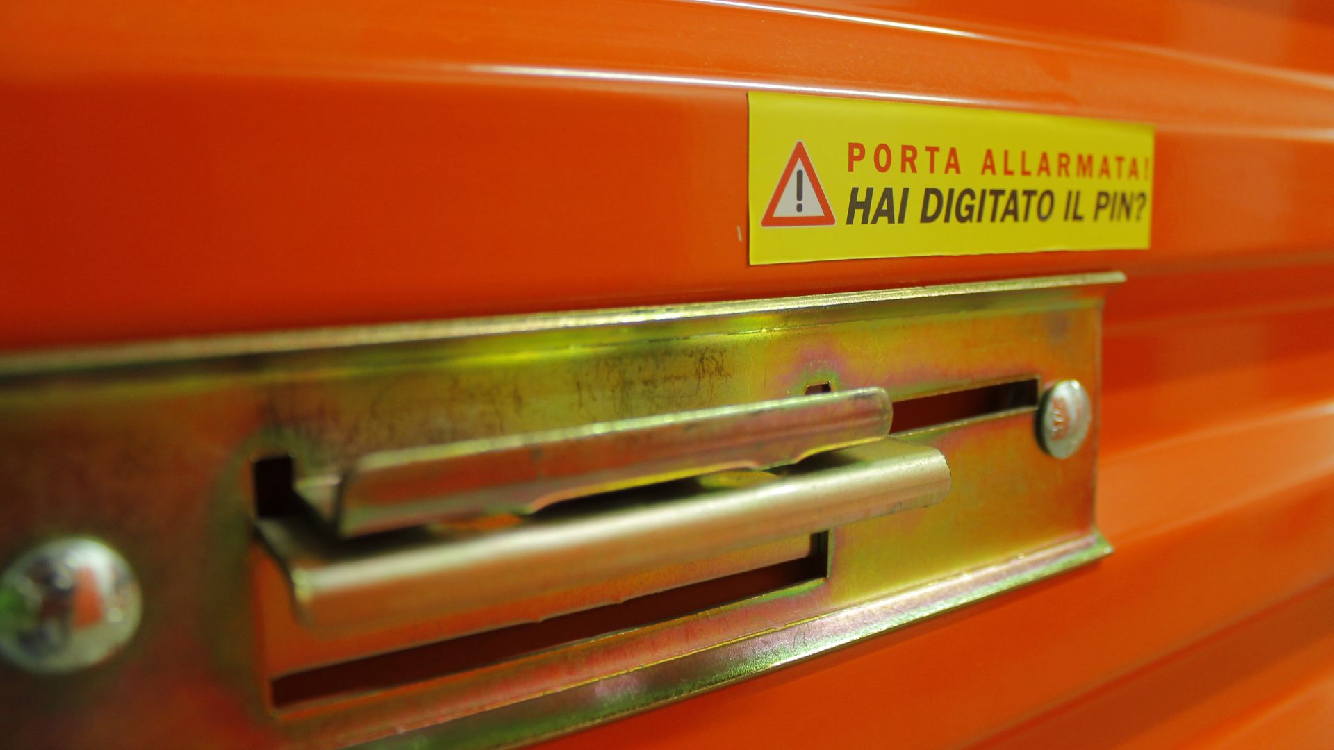 Porta allarmata di Maxicubo SelfStorage  per entrare in un box deposito