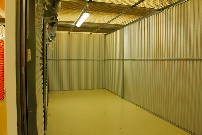 Interno di un box in Maxicubo Self Storage a Bergamo