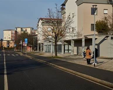 Via Promessi Sposti, al centro del quartiere