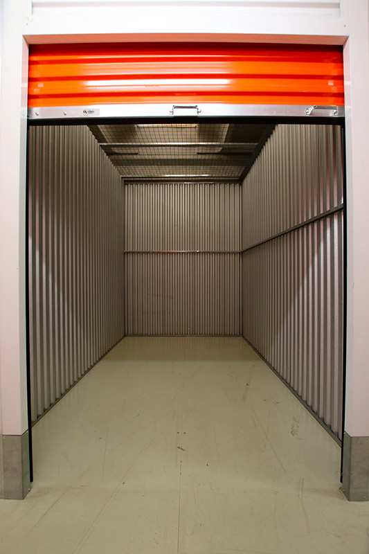 Mini-Box Temporaneo per Deposito Mobili di Maxicubo Self Storage con Portone Aperto