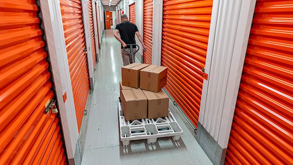 Spostamento Merci su Transpallet fra i corridoi di Maxicubo Self-Storage