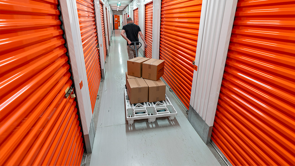 Spostamento Merci su Transpallet fra i corridoi di Maxicubo Self-Storage