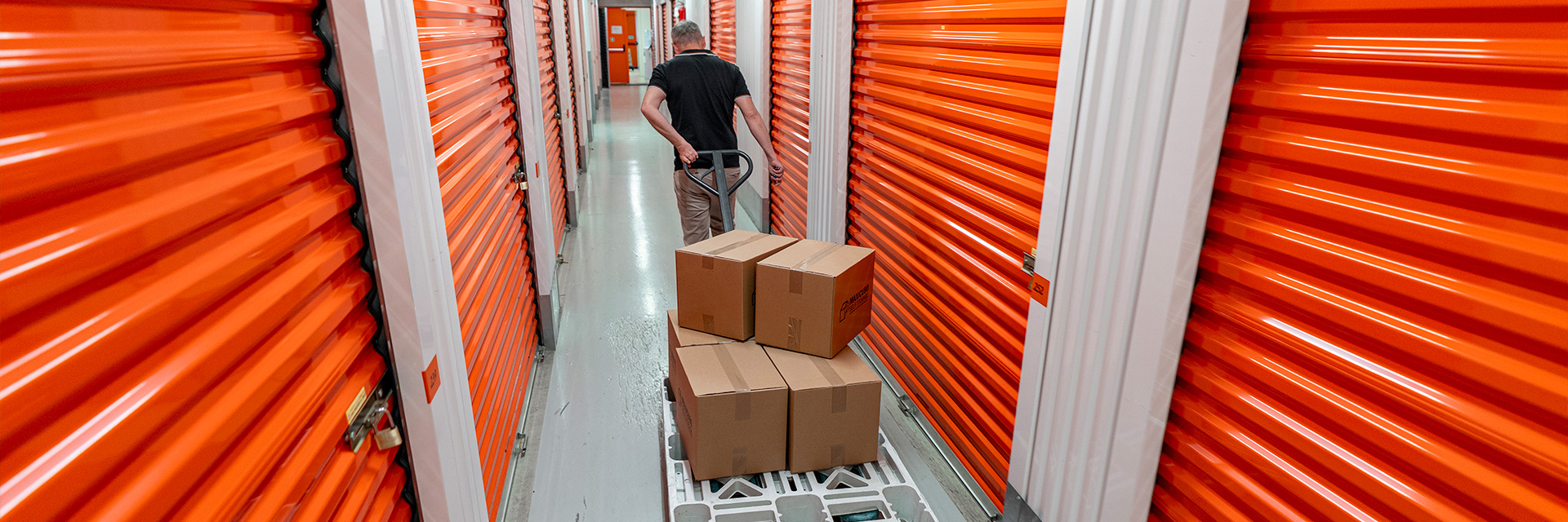Spostamento Merci su Transpallet fra i corridoi di Maxicubo Self-Storage