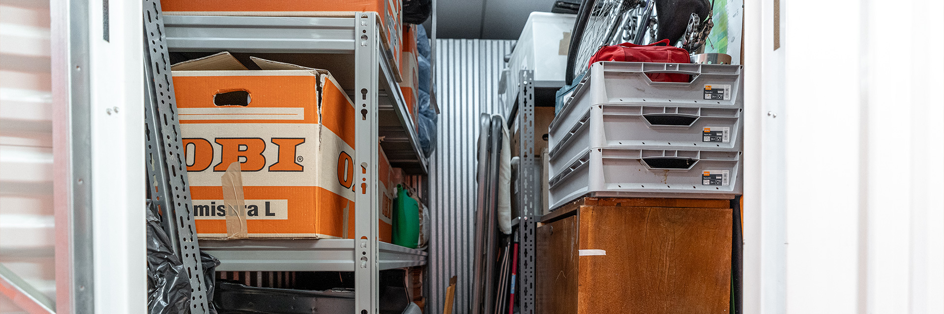 Magazzino Self Storage riempito con Oggetti Vari
