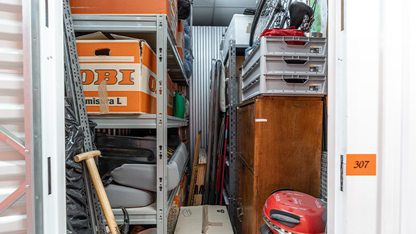 Magazzino Self Storage riempito con Oggetti Vari