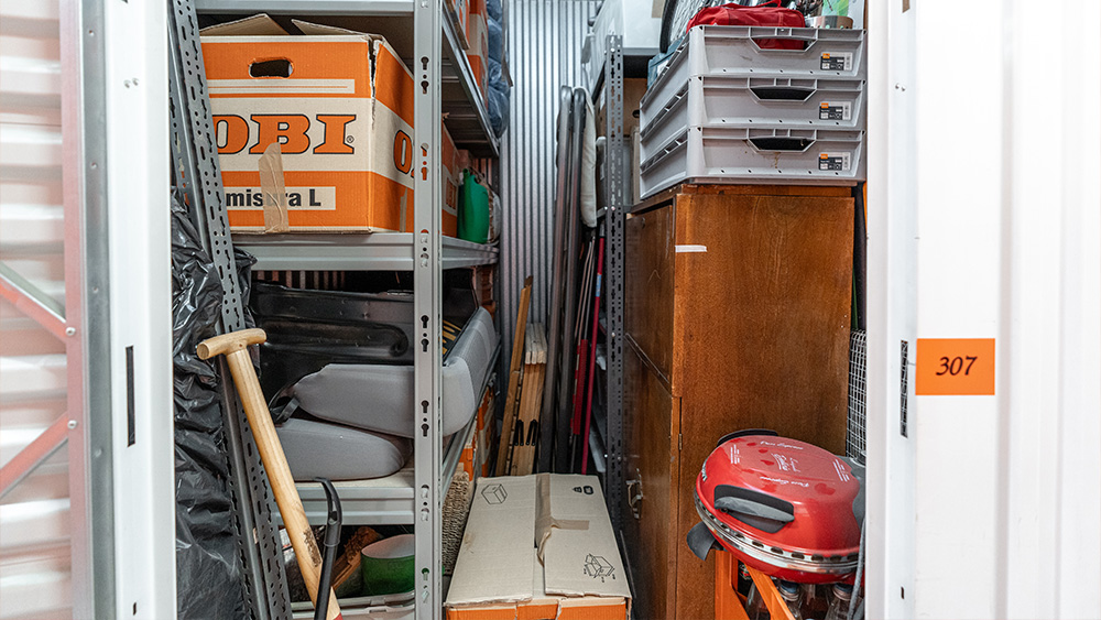 Magazzino Self Storage riempito con Oggetti Vari