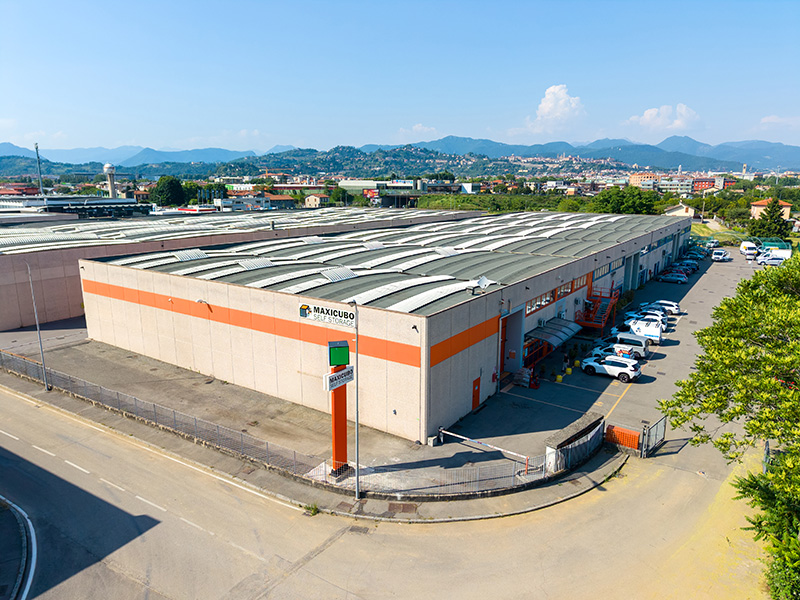 Struttura di Maxicubo Self Storage a Bergamo con Skyline di Città Alta sullo Sfondo