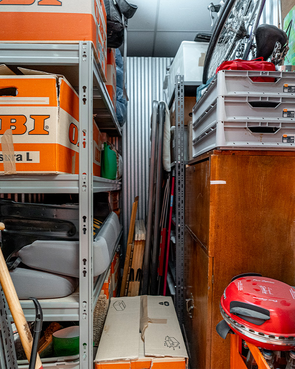 Magazzino Self Storage riempito con Oggetti Vari