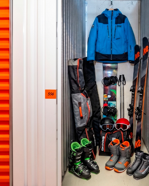 Stivali e tute da sci, Snowboard, Sci e altra attrezzature per sport invernali in un box small