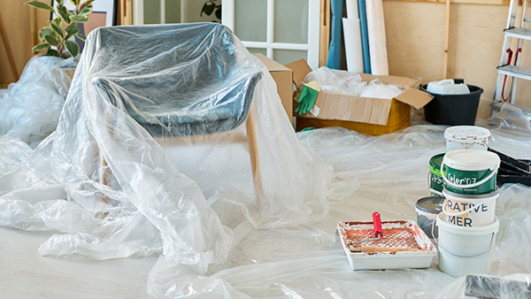 Stanza con Secchi per la Pittura e Mobili Cellophanati