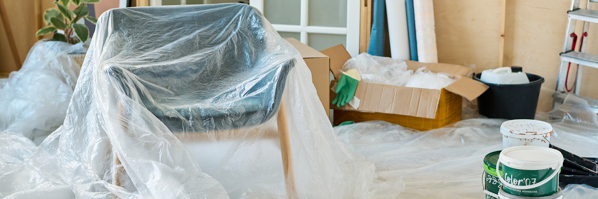 Stanza con Secchi per la Pittura e Mobili Cellophanati