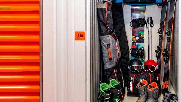 Stivali e tute da sci, Snowboard, Sci e altra attrezzature per sport invernali in un box small