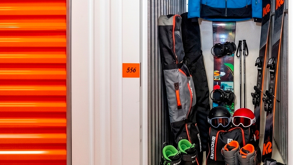 Stivali e tute da sci, Snowboard, Sci e altra attrezzature per sport invernali in un box small