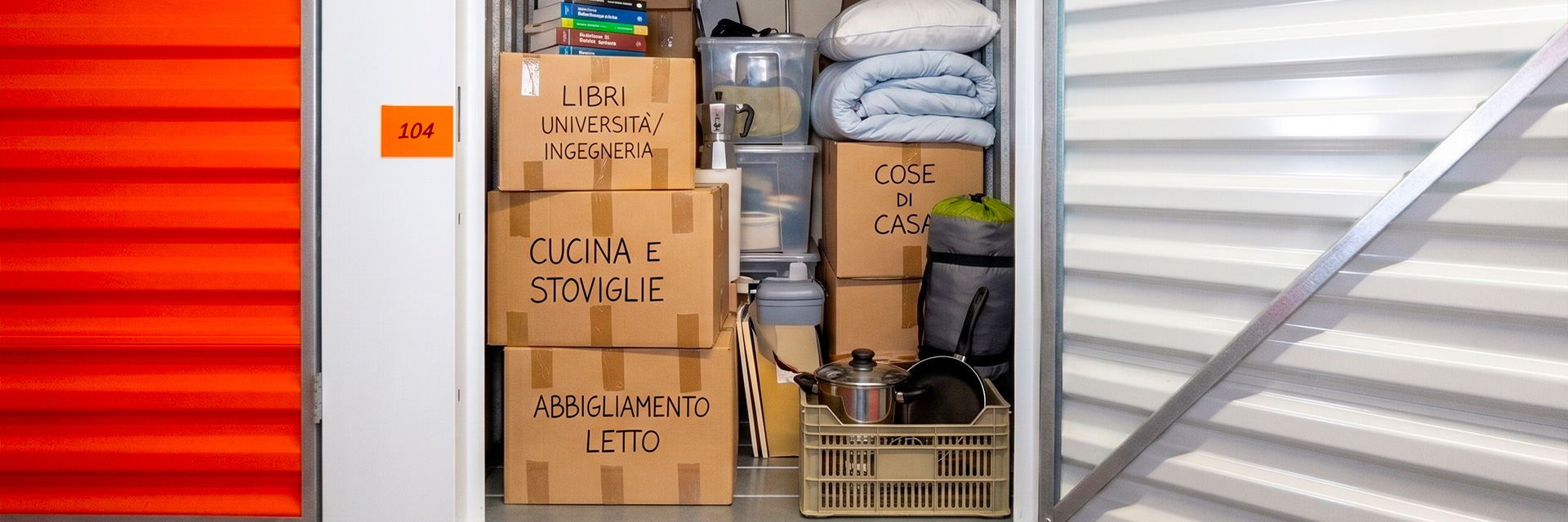 Locker con inseriti Scatoloni di Libri, Coperte, Lampada, Chiatarra, Pentole, Caffetteria e Altro