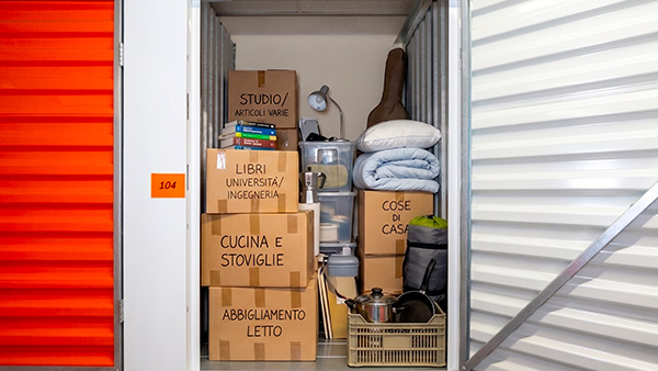 Locker con inseriti Scatoloni di Libri, Coperte, Lampada, Chiatarra, Pentole, Caffetteria e Altro